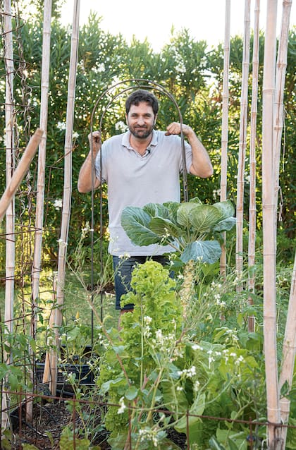 Gabriel en el ámbito donde es más feliz: la huerta