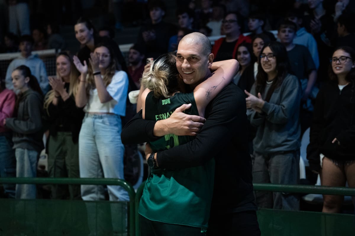 Gabriel Fernández y el abrazo con su hija Julia, una de las figuras del plantel de Ferro Carril Oeste