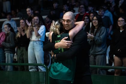 Gabriel Fernández y el abrazo con su hija Julia, una de las figuras del plantel de Ferro Carril Oeste