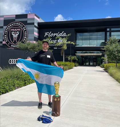 Gabriel frente al predio del Inter Miami