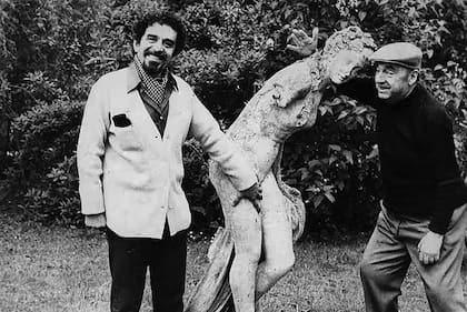 Gabriel García Márquez con Pablo Neruda en Normandía, Francia, en 1972