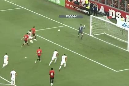 Gabriel Gasparotto celebra su atajada en el penal de Bruno Zapelli, pero llega Lucas Di Yorio para convertir para Paranaense tras el rebote, con el arquero de Paraná fuera de acción.