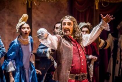 Gabriel Goity en Cyrano de Bergerac, la obra estrenada en el San Martín que hizo temporada en Mar del Plata y que inicia su gira por el interior del país