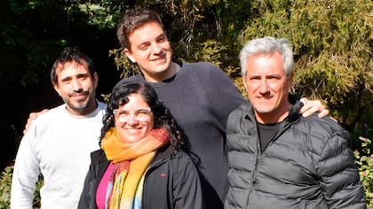 Gabriel Gomez Ocampo (izq.), Carla Barraza, Mariano Mejía y Javier, Botto, autores del estudio junto a otros colegas de Argentina, República Checa y Brasil