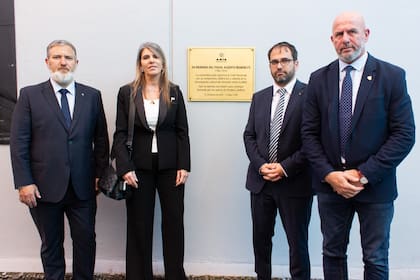 Gabriel Gorenstein, Sandra Arroyo Salgado, Amos Linetzky y Waldo Wolff junto a la placa en memoria del fiscal Nisman