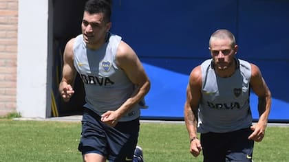Gabriel Guerra, junto a Nahitán Nández, en la primera práctica de Boca