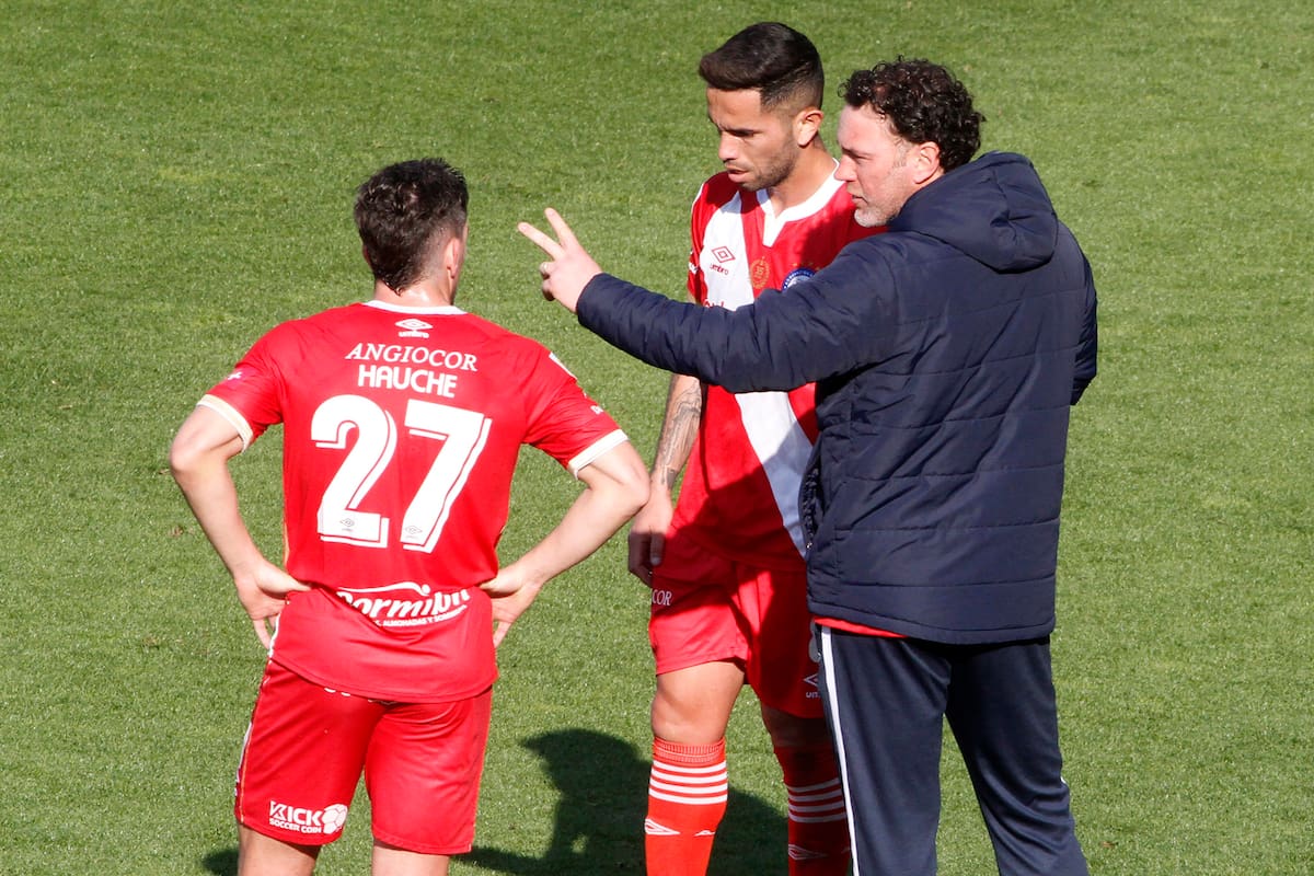 Gabriel Hauche (27) escucha instrucciones de Gabriel Milito; en medio de una irregular campaña en el Torneo 2021 y un entusiasmante avance por la Copa Argentina, el director técnico marginó al referente del plantel.