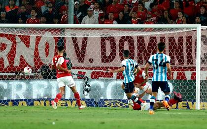 Gabriel Hauche convierte con zurda el 1-0 de Racing ante Independiente