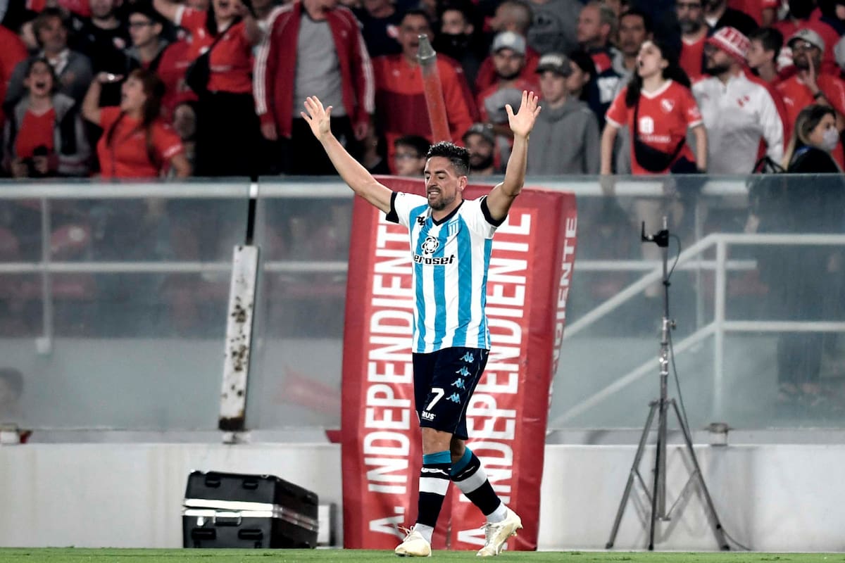 Gabriel Hauche festeja con sus compañeros el 1-0 de Racing a Independiente en el estadio Bochini; el Demonio, autor de goles importantes