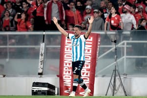 Gabriel Hauche festeja con sus compañeros el 1-0 de Racing a Independiente en el estadio Bochini; el Demonio, autor de goles importantes