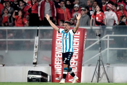 Gabriel Hauche festeja con sus compañeros el 1-0 de Racing a Independiente en el estadio Bochini; el Demonio, autor de goles importantes