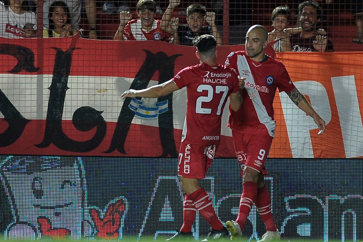 Gabriel Hauche y Santiago Silva, dos figuras de este sorprendente Argentinos Juniors.