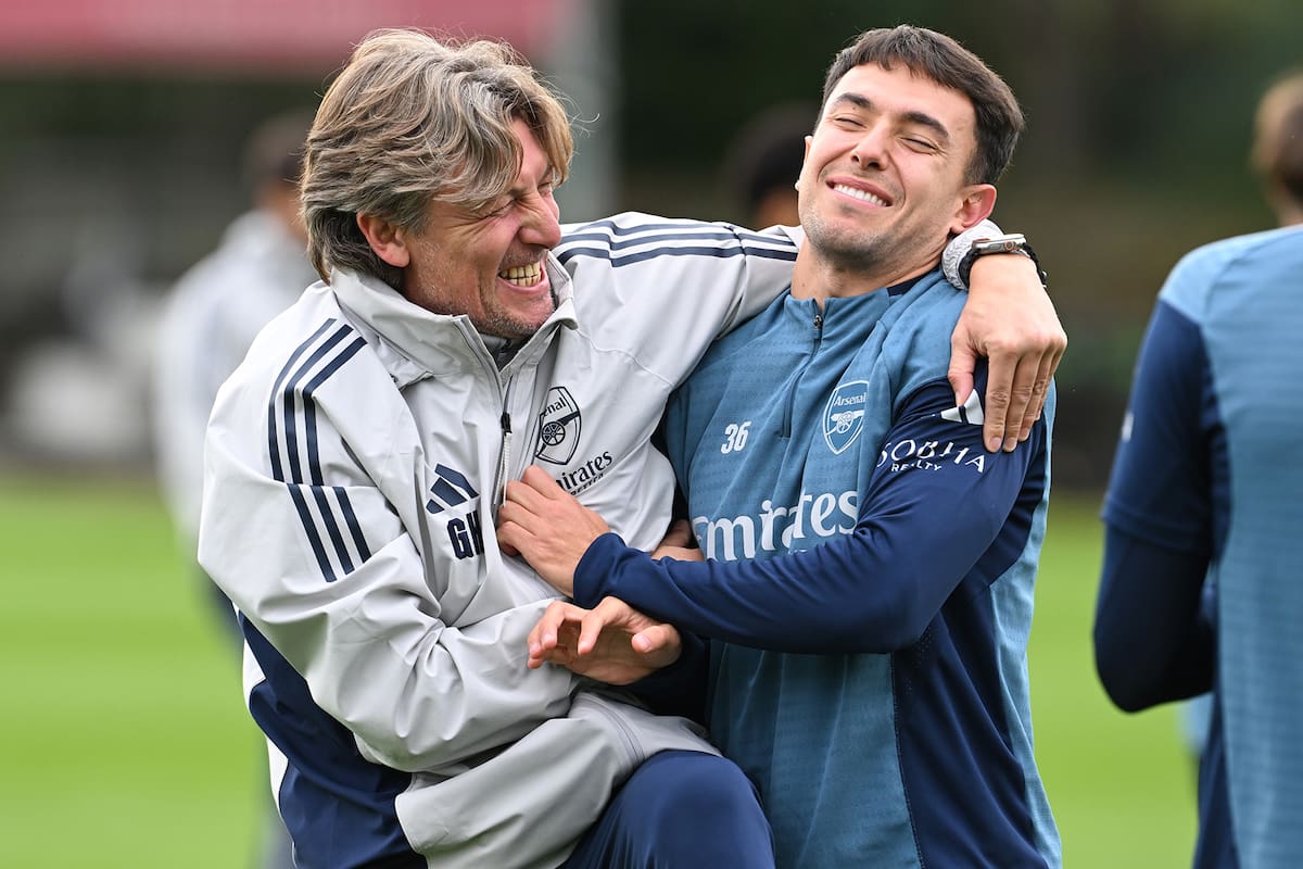 Gabriel Heinze bromea con el español Martín Zubimendi, uno de los futbolistas que gritó campeón con Arsenal en la Premier League