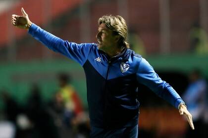 Gabriel Heinze dirigiendo a Vélez durante un partido de Copa Sudamericana frente a Aucas, en febrero de este año.