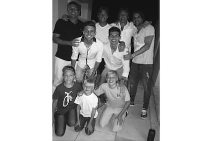 Todos los Heinze juntos, distintas generaciones: arriba, Gustavo, Gabriel, Hernán y Sebastián, los cuatro hermanos; al medio, Ignacio y Juan Martín (hijos de Gustavo), y abajo, Santiago (hijo de Hernán), Thomas y Agustín, hijos del "Gringo"