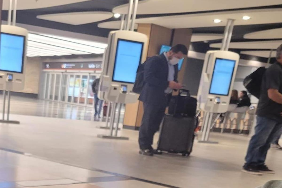 Gabriel Jaime Londoño Rojas, captado por las cámaras de seguridad de un aeropuerto