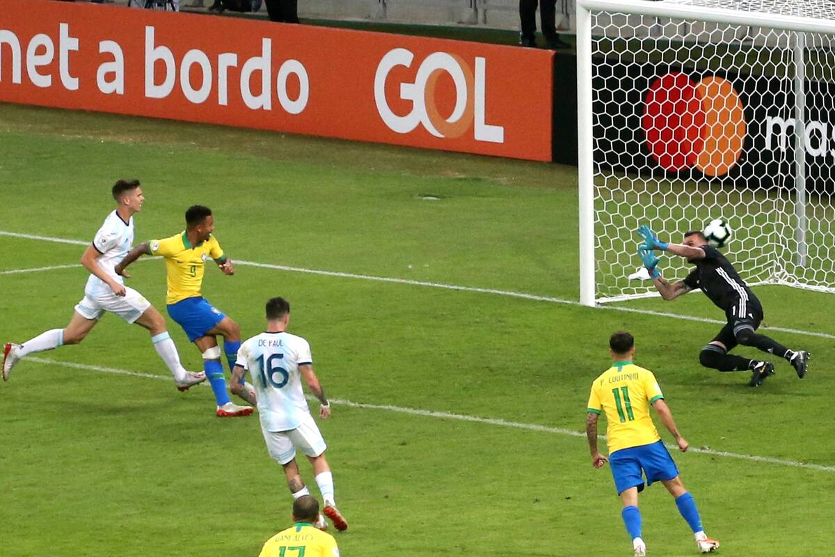 Gabriel Jesús, de cara al arco, no perdonó a Armani