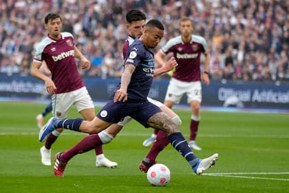 Gabriel Jesús maniobra ante Declan Rice; el City rescató un empate pero la Premier sigue expectante