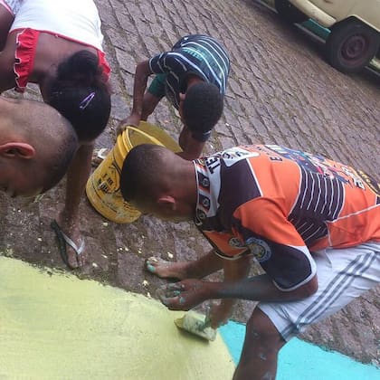 Gabriel Jesús pinta las calles de Brasil para prepararlas para el Mundial 2014, junto a otros niños