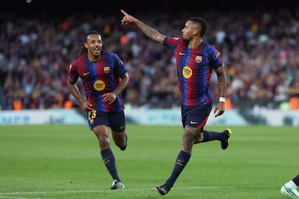 Gabriel Jesus, reemplazante del lesionado Raphinha, festeja su gol, mientras se acerca Kounde