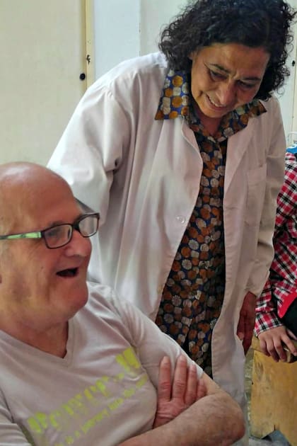Gabriel junto a una de las profesionales del hospital