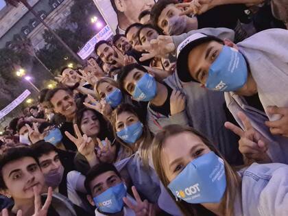 Gabriel Katopodis con militantes en la Plaza de Mayo
