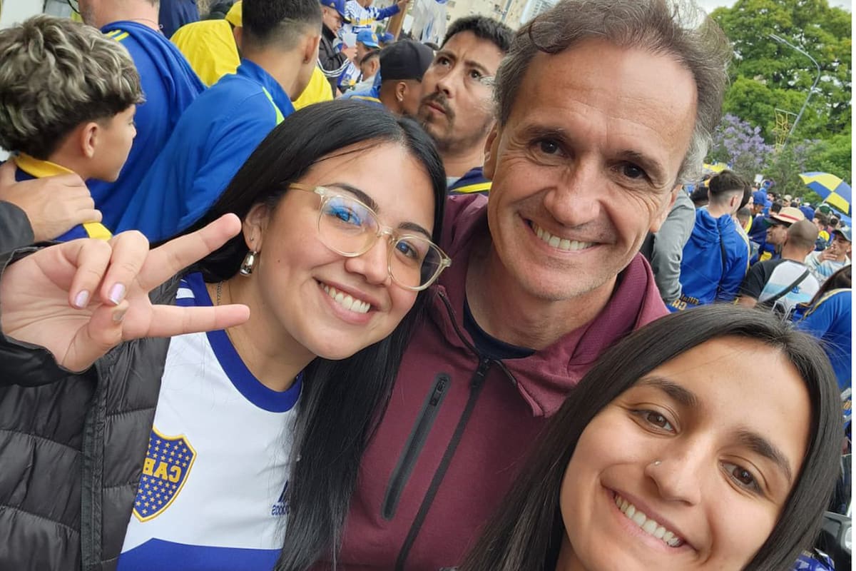 Gabriel Katopodis en la macha de Boca en apoyo a Riquelme