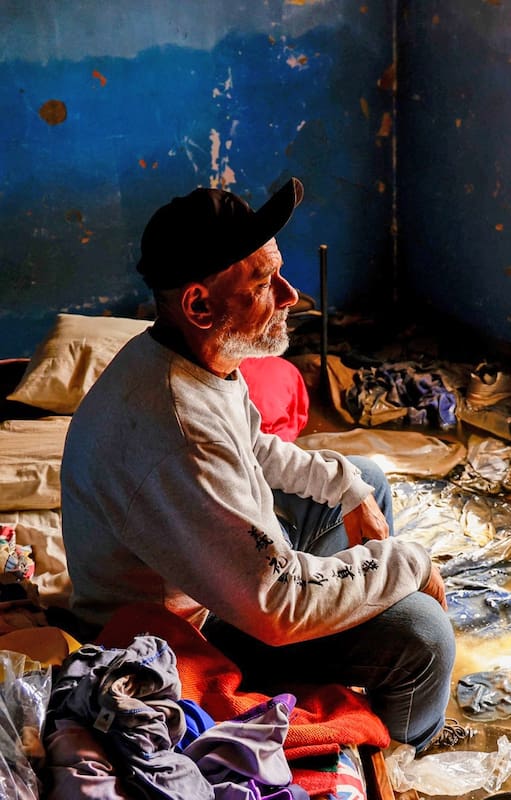 Gabriel Loffredo, mira toda su ropa flotando en su habitación, en el Barrio Ingeniero White, en Bahía Blanca