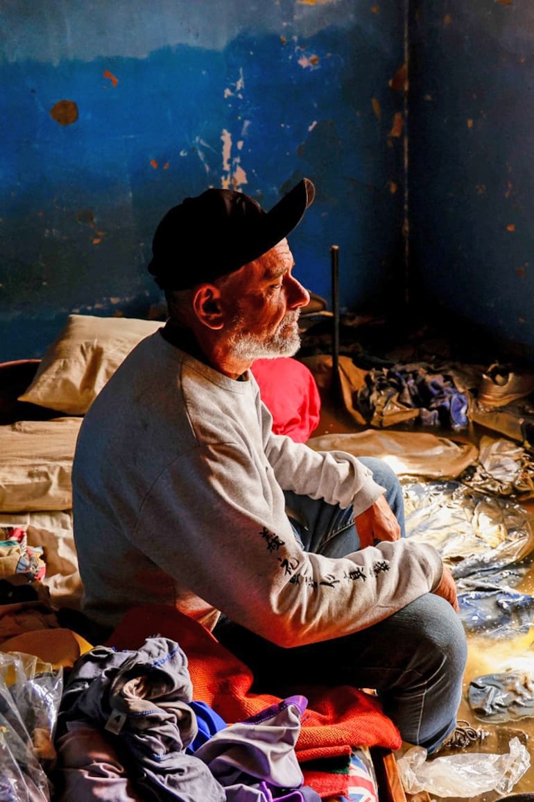 Gabriel Loffredo, mira toda su ropa flotando en su habitación, en el Barrio Ingeniero White, en Bahía Blanca