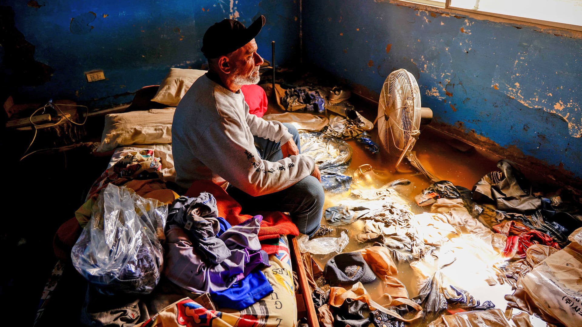 Gabriel Loffredo, mira toda su ropa flotando en su habitación, en el Barrio Ingeniero White, en Bahía Blanca