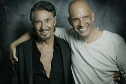 Gabriel Machado junto a Al Pacino, uno de los famosos que retrató durante su larga trayectoria