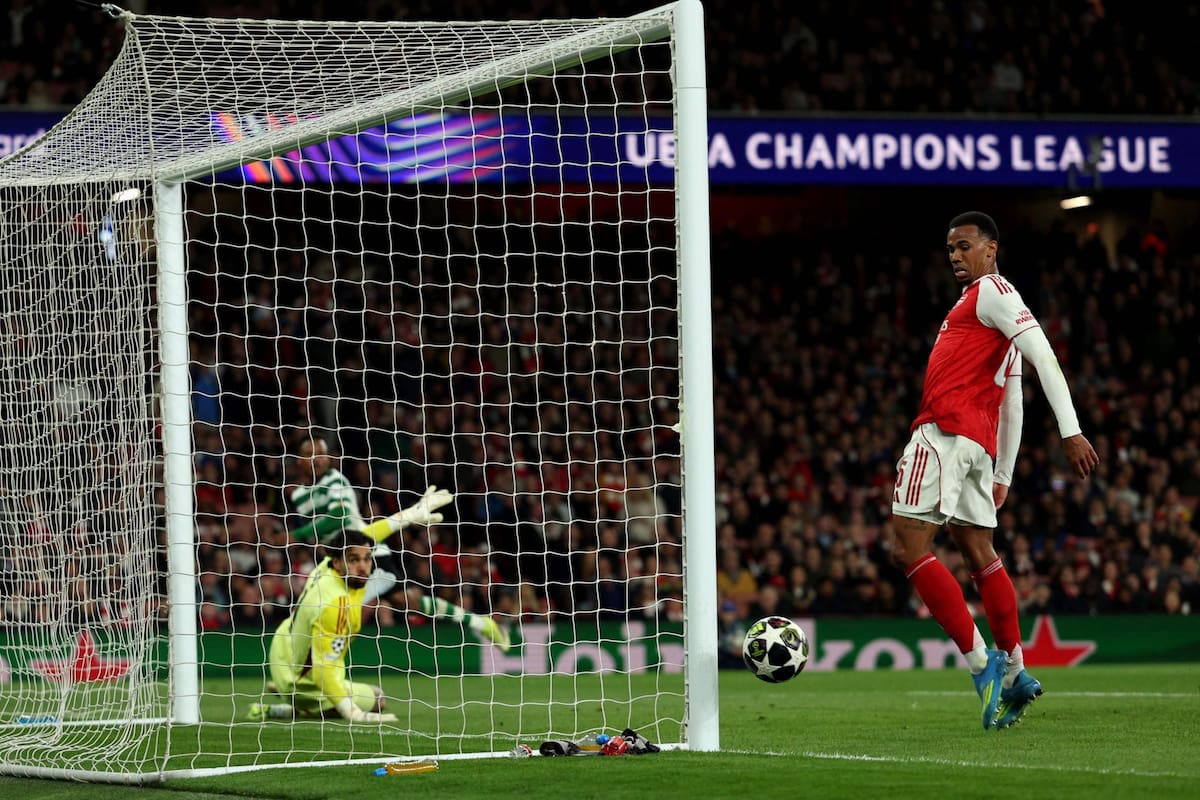 Gabriel Magalhaes (6) observa la trayectoria del remate de Geny Catamo: la pelota dará en la base del segundo palo