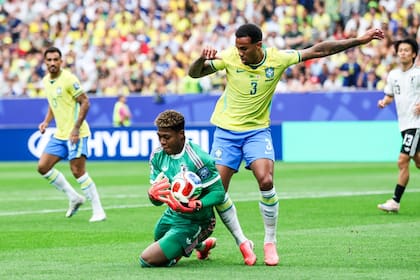 Gabriel Magalhaes, uno de los destacados en Brasil, presiona al arquero Zion Suzuki . Photo: Vanessa Carvalho/ZUMA Press Wire/dpa