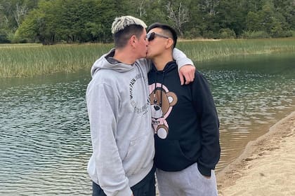 Gabriel Medina y su novio Julio Mendoza, quien dio aviso a la familia sobre el asesinato del colorista de 33 años