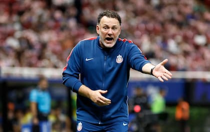 Gabriel Milito, actualmente en Chivas, de México, tiene el perfil que pretende Gaudio para Independiente