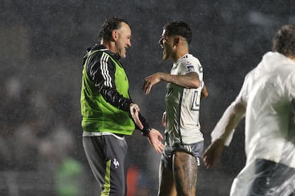 Gabriel Milito celebra con Rubens la clasificación a la final de la Copa de Brasil, tras el empate 1-1 con Vasco Da Gama. (Photo by Lucas Figueiredo/Getty Images)