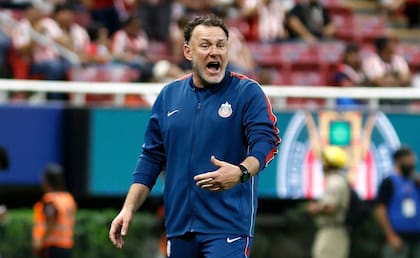 Gabriel Milito, con el buzo de DT de Chivas de Guadalajara; tiene contrato hasta junio de 2027
