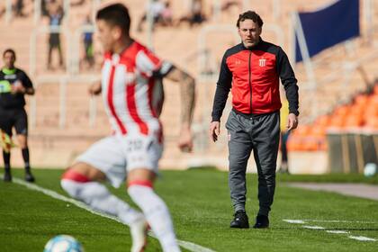 Gabriel Milito está bajo observación y críticas en Estudiantes; este lunes, por la Superliga, se topará con Central Córdoba, que el miércoles lo eliminó de la Copa Argentina.