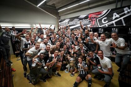 Gabriel Milito festeja con el plantel de Atlético Mineiro la conquista de su primer título como DT en Brasil