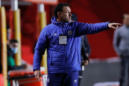 Gabriel Milito y sus indicaciones; su equipo ya está instalado entre los mejores de la etapa regular y en los octavos de final