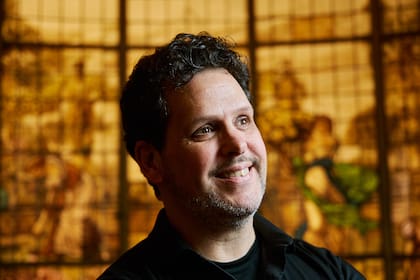 Gabriel Mores tiene una sonrisa franca y contagiosa y rasgos que confirman el ADN de su familia paterna