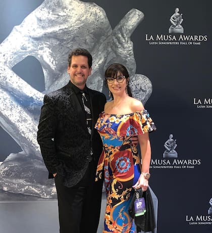 Gabriel Mores y su esposa Elizabeth Guerrero en un evento en Estados Unidos