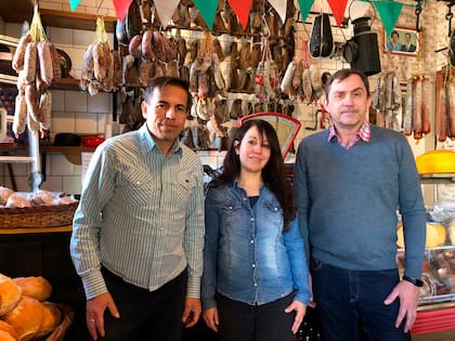 Gabriel Narvaes, Natalia Elizabeth Narvaes y Miguel Alberto Carello, socios de Pueblo Escondido.