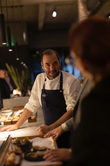 Gabriel Oggero en la cocina de su restaurante Crizia, en Palermo