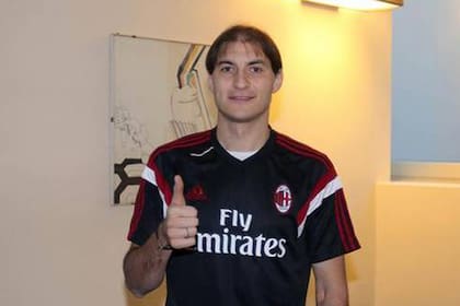 Gabriel Paletta con sus nuevos colores de Milan