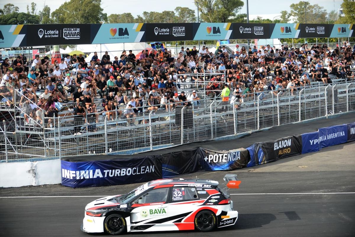 Gabriel Ponce de León acelera en el circuito callejero de Buenos Aires, donde este domingo se efecturá la final de TC 2000; pilotos y espectadores están muy a gusto con el escenario.