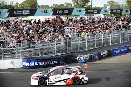 Gabriel Ponce de León acelera en el circuito callejero de Buenos Aires, donde este domingo se efecturá la final de TC 2000; pilotos y espectadores están muy a gusto con el escenario.