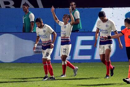 Gabriel Rojas (22) festeja su golazo; por delante, Oscar Romero, quien tras la victoria ante Platense por 4-2 criticó al DT Diego Dabove