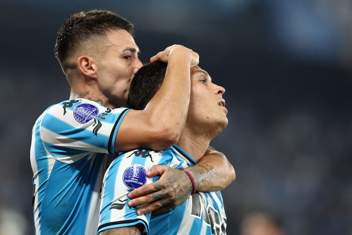 Gabriel Rojas felicita a Juan Fernando Quintero tras el segundo col del mediocampista colombiano frente a Corinthians