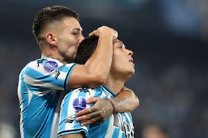 Gabriel Rojas felicita a Juan Fernando Quintero tras el segundo col del mediocampista colombiano frente a Corinthians